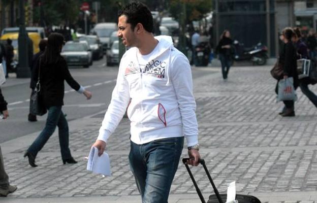 Un hombre, con una maleta en Madrid (archivo).