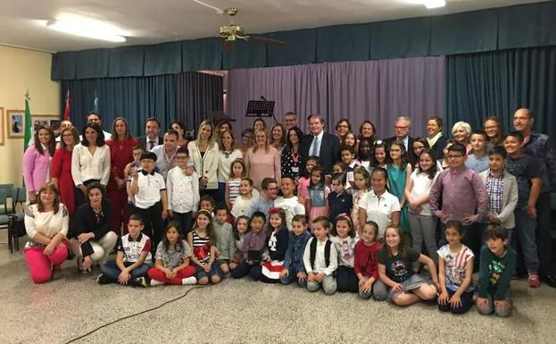 Foto de familia de docentes, alumnos e instituciones que participaron en el reconocimiento.