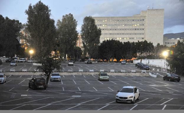 Imagen de los terrenos del Hospital Civil que se utilizan como aparcamiento. 