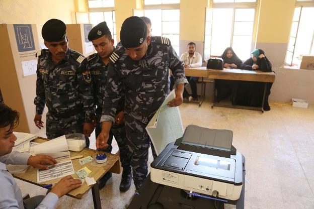 Soldados iraquíes votan anticipadamente en un colegio electoral de Karbala. :: Mohammed SAWAF / afp