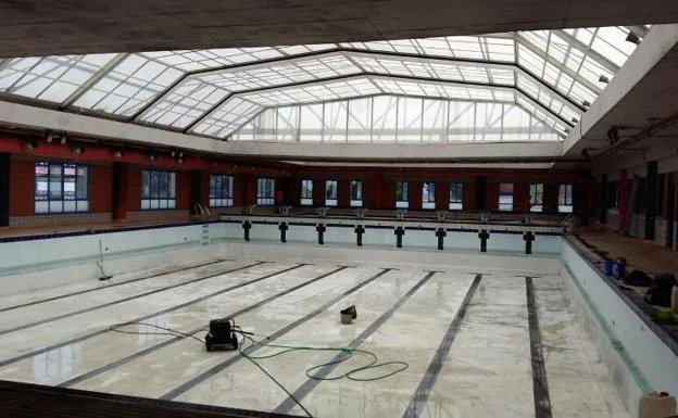 Interior de la piscina de Puerto de la Torre, que lleva cerrada tres años, en una imagen de archivo. 