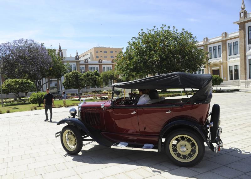 Se han exhibido más de una decena de vehículos antiguos. Todo lo recaudado irá íntegramente a la Fundación El Pimpi, y en concreto para el proyecto Soles de Málaga