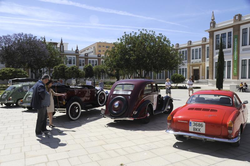 Se han exhibido más de una decena de vehículos antiguos. Todo lo recaudado irá íntegramente a la Fundación El Pimpi, y en concreto para el proyecto Soles de Málaga