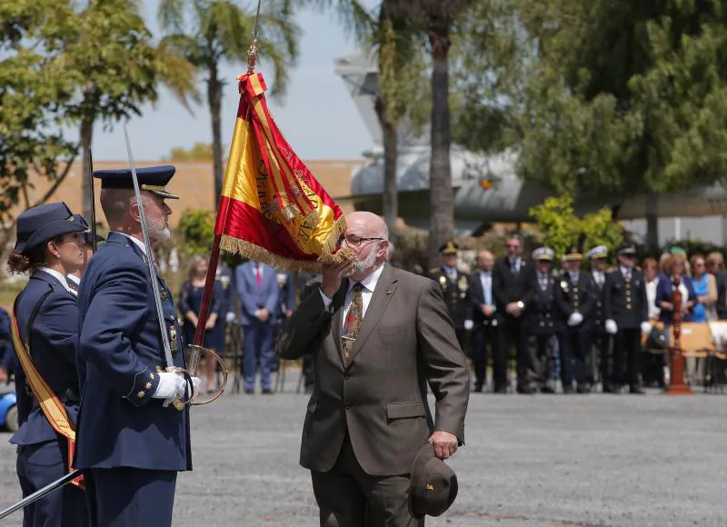 Un total de 156 malagueños juran o renuevan el juramento a la bandera de España en la base aérea de la capital 