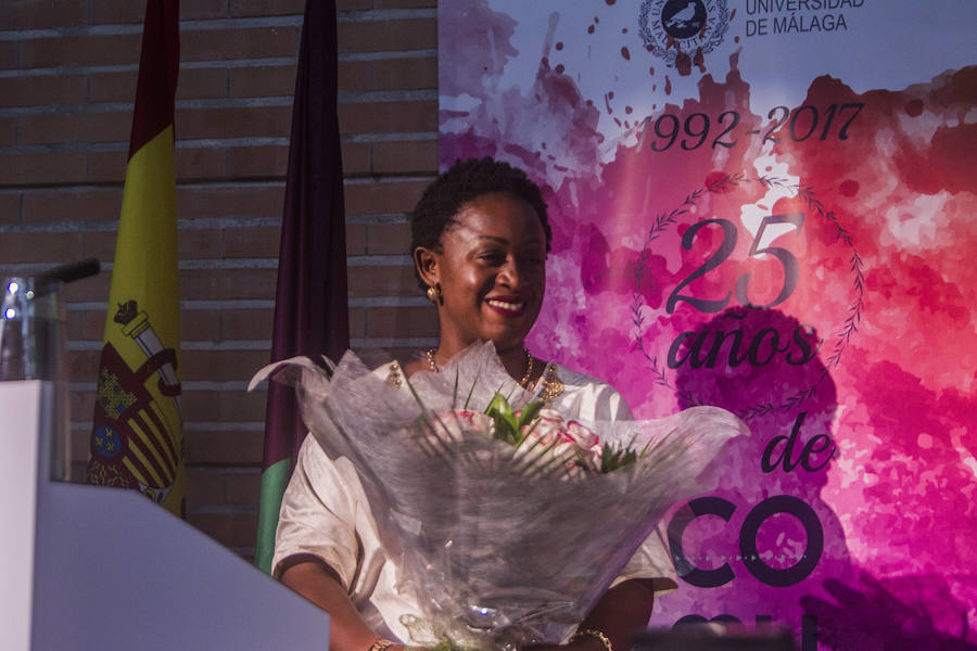 Profesores, alumnos y personal de administración y servicios conmemoran el aniversario en un acto en el Aula Magna que contó con los distintos decanos que han pasado por el centro. La periodista y activista Caddy Adzuba fue la invitada de honor durante la ceremonia