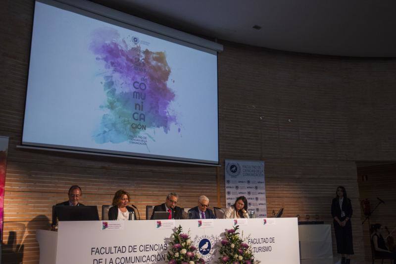 Profesores, alumnos y personal de administración y servicios conmemoran el aniversario en un acto en el Aula Magna que contó con los distintos decanos que han pasado por el centro. La periodista y activista Caddy Adzuba fue la invitada de honor durante la ceremonia