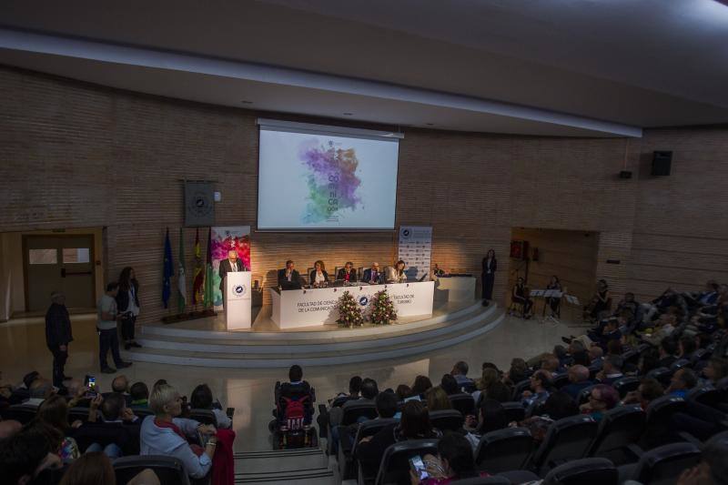 Profesores, alumnos y personal de administración y servicios conmemoran el aniversario en un acto en el Aula Magna que contó con los distintos decanos que han pasado por el centro. La periodista y activista Caddy Adzuba fue la invitada de honor durante la ceremonia