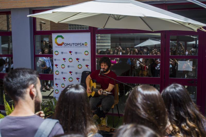 Profesores, alumnos y personal de administración y servicios conmemoran el aniversario en un acto en el Aula Magna que contó con los distintos decanos que han pasado por el centro. La periodista y activista Caddy Adzuba fue la invitada de honor durante la ceremonia