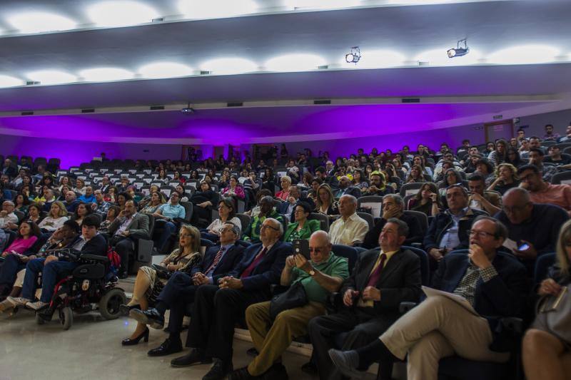 Profesores, alumnos y personal de administración y servicios conmemoran el aniversario en un acto en el Aula Magna que contó con los distintos decanos que han pasado por el centro. La periodista y activista Caddy Adzuba fue la invitada de honor durante la ceremonia