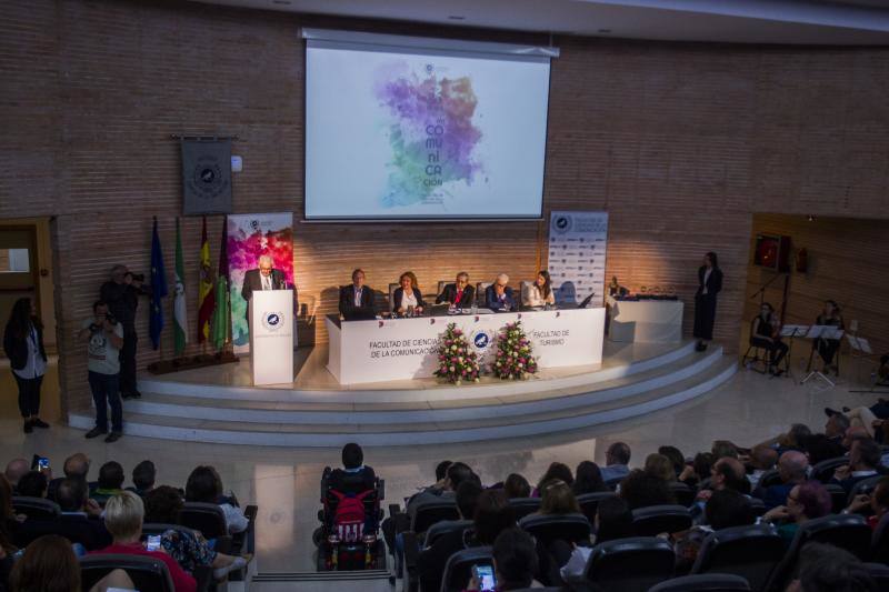 Profesores, alumnos y personal de administración y servicios conmemoran el aniversario en un acto en el Aula Magna que contó con los distintos decanos que han pasado por el centro. La periodista y activista Caddy Adzuba fue la invitada de honor durante la ceremonia