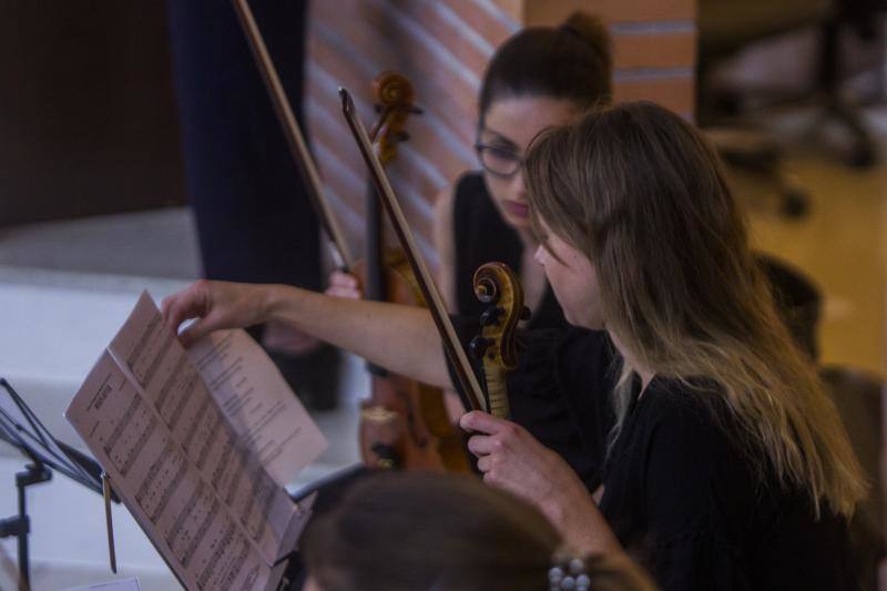 Profesores, alumnos y personal de administración y servicios conmemoran el aniversario en un acto en el Aula Magna que contó con los distintos decanos que han pasado por el centro. La periodista y activista Caddy Adzuba fue la invitada de honor durante la ceremonia