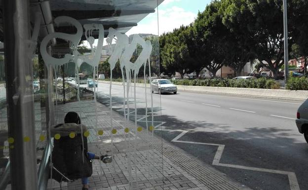 Pintada en una marquesina de la avenida de Valle-Inclán. 