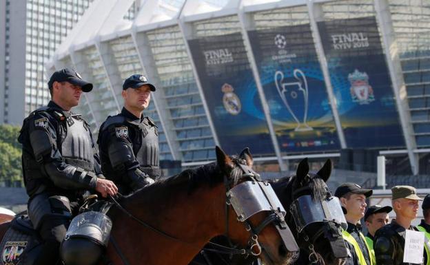 Galería. El Estadio Olímpico de Kiev prepara el dispositivo de seguridad para la final de la Champions.