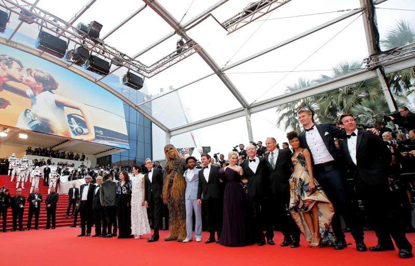 La jornada de este martes en el Festival de Cine de Cannes ha sido un cócktel de protagonistas, vestidos atrevidos, pancartas de protesta contra los asesinatos en Gaza, un hombre volanto y un desfile de Star Wars