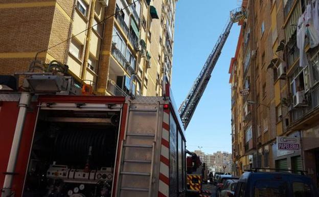 Imagen de archivo de una intervención de Bomberos con vehículo autoescala.