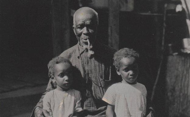 Zora Neale Hurston obtuvo las únicas fotos que se conservan de Cudjo Lewis. En esta imagen, con dos tataranietas.