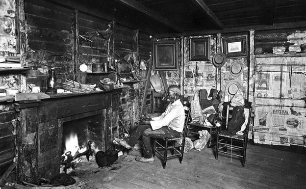 Cudjo Lewis, en su casa de Africatown, en Alabama.