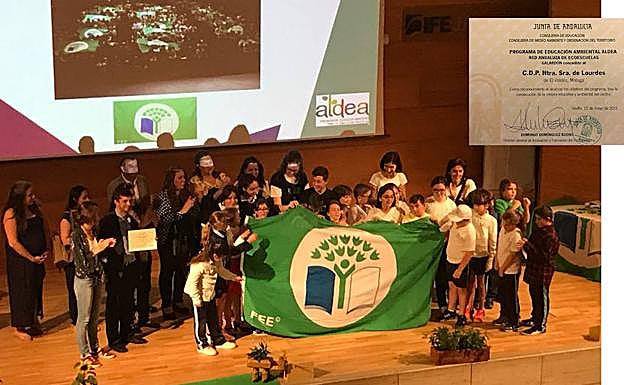 Alumnos y profesores, con la bandera verde conseguida por el Nuestra Señora de Lourdes. 