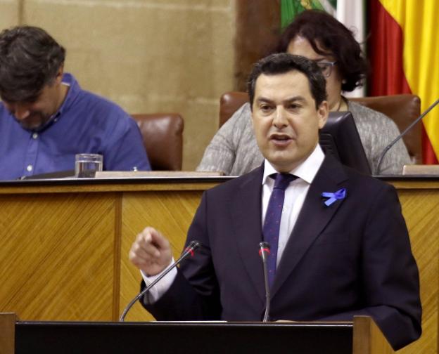 Juanma Moreno, en una imagen de archivo en el Parlamento andaluz. 