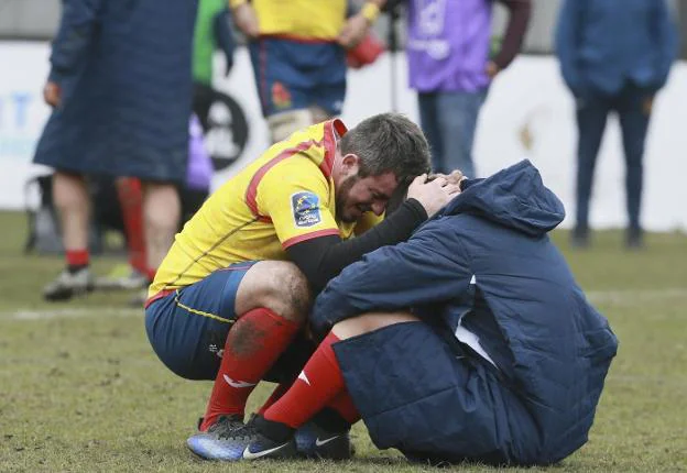 Un jugador español, abatido tras caer ante Bélgica. :: o. hoslet. efe