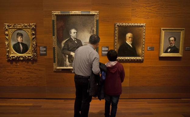 Dos visitantes al Museo de Málaga en la Aduana.