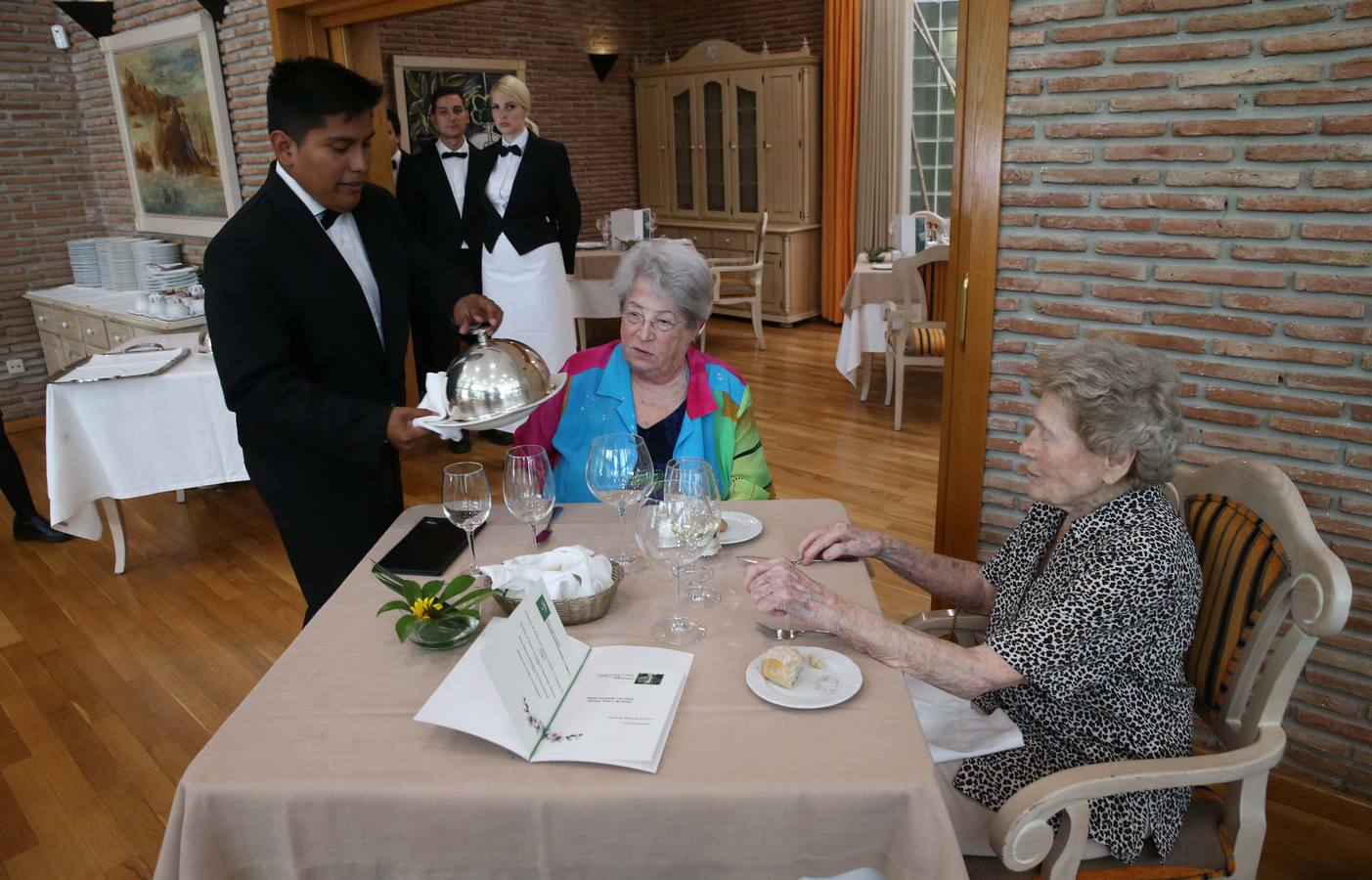 La escuela de hostelería ofrecerán al público la posibilidad de participar en estas actividades formativas, tres días a la semana, de martes a jueves y ofertarán tres tipos de menús de temporada, elaborado por el equipo de formadores del centro