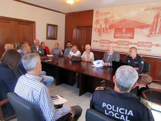 Un momento de la reunión. :: sur