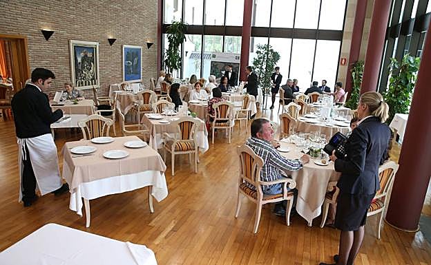 El comedor de La Cónsula, ayer sobre las dos de la tarde, con los primeros clientes tras su reapertura.