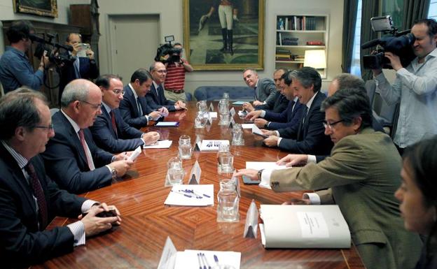 De la Serna, González de Lara y Moreno, junto a responsables de Fomento, ayer en Madrid. 