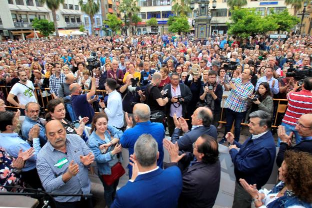 Concentración multitudinaria convocada por las coordinadoras antidroga y los sindicatos policiales del Campo de Gibraltar. :: efe