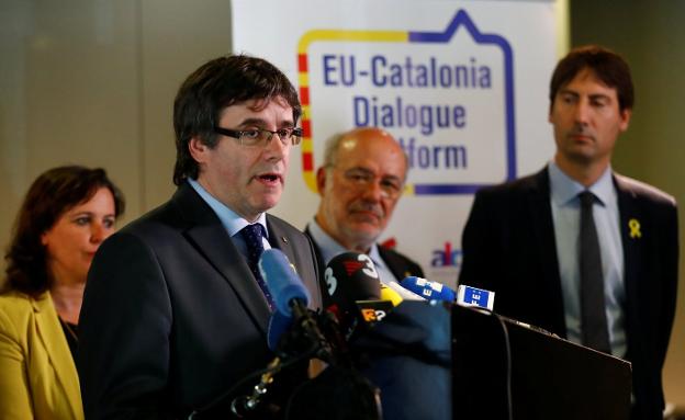 Carles Puigdemont, tras la reunión de ayer en Berlín con la plataforma de eurodiputados que piden diálogo para Cataluña. :: reuters