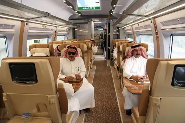 Varios invitados saudíes durante uno de los viajes de prueba del AVE a La Meca. :: r. c.