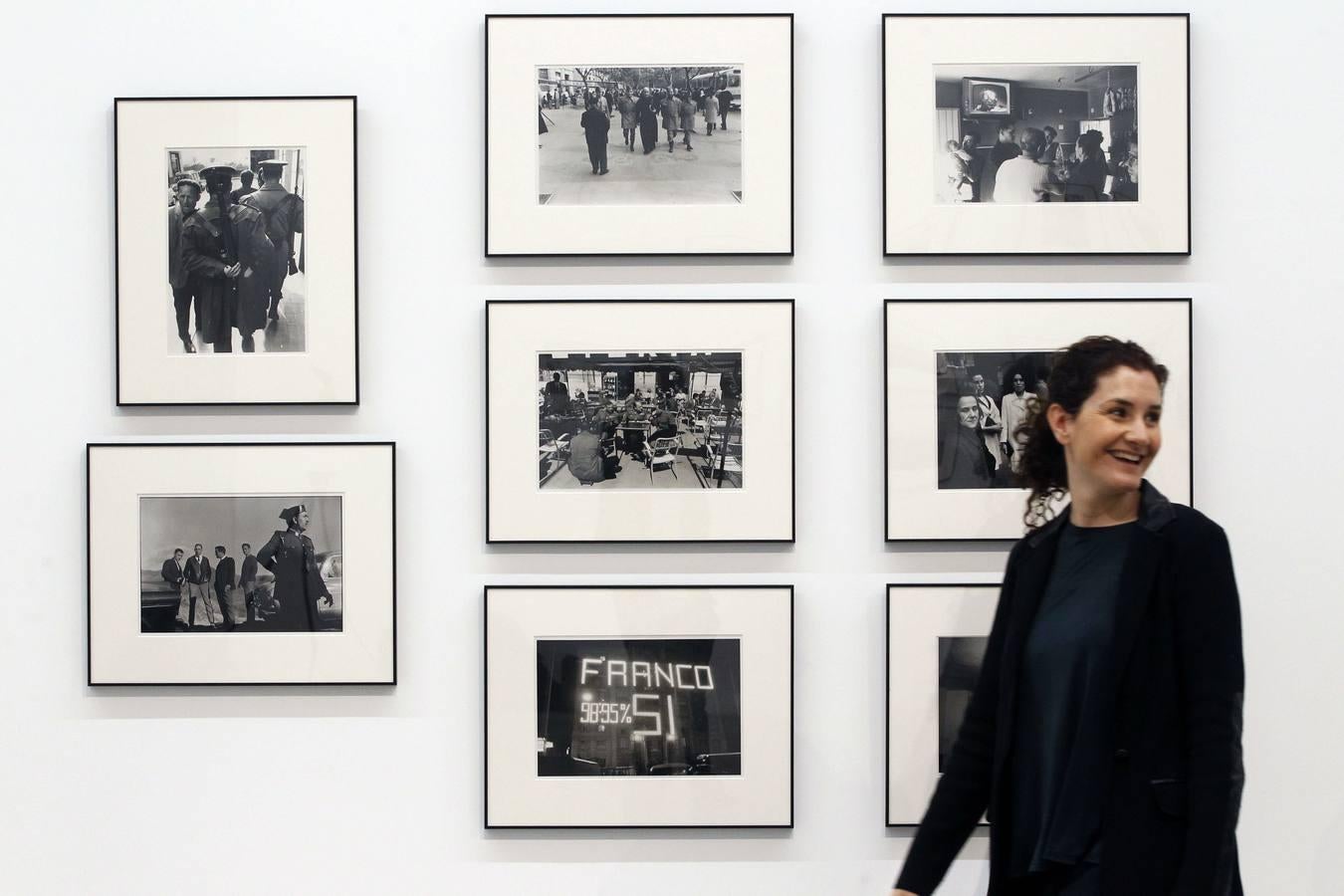 El joven fotógrafo neoyorquino Joel Meyerowitz recaló en Málaga en los años sesenta y convivió durante seis meses con la familia gitana de los Escalona. Durante ese tiempo retrató en color y blanco y negro a Málaga y sus calles.