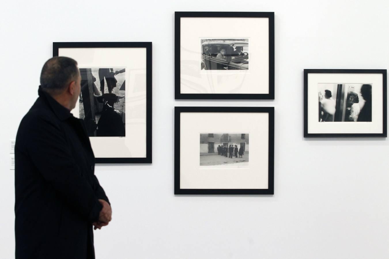 El joven fotógrafo neoyorquino Joel Meyerowitz recaló en Málaga en los años sesenta y convivió durante seis meses con la familia gitana de los Escalona. Durante ese tiempo retrató en color y blanco y negro a Málaga y sus calles.