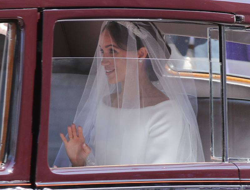 La novia lució un vestido sobrio con una cola de cinco metros de longitud