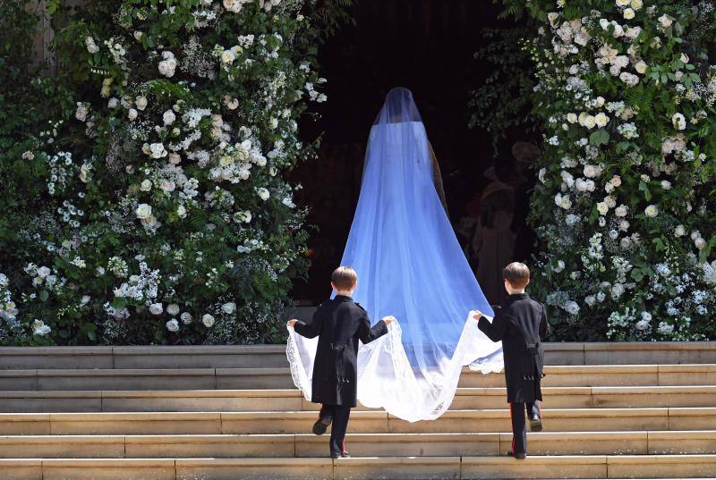 La novia lució un vestido sobrio con una cola de cinco metros de longitud