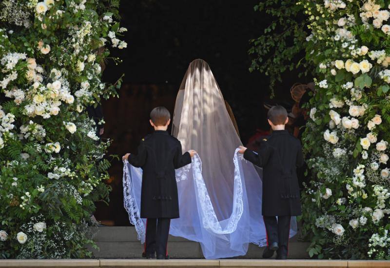 La novia lució un vestido sobrio con una cola de cinco metros de longitud