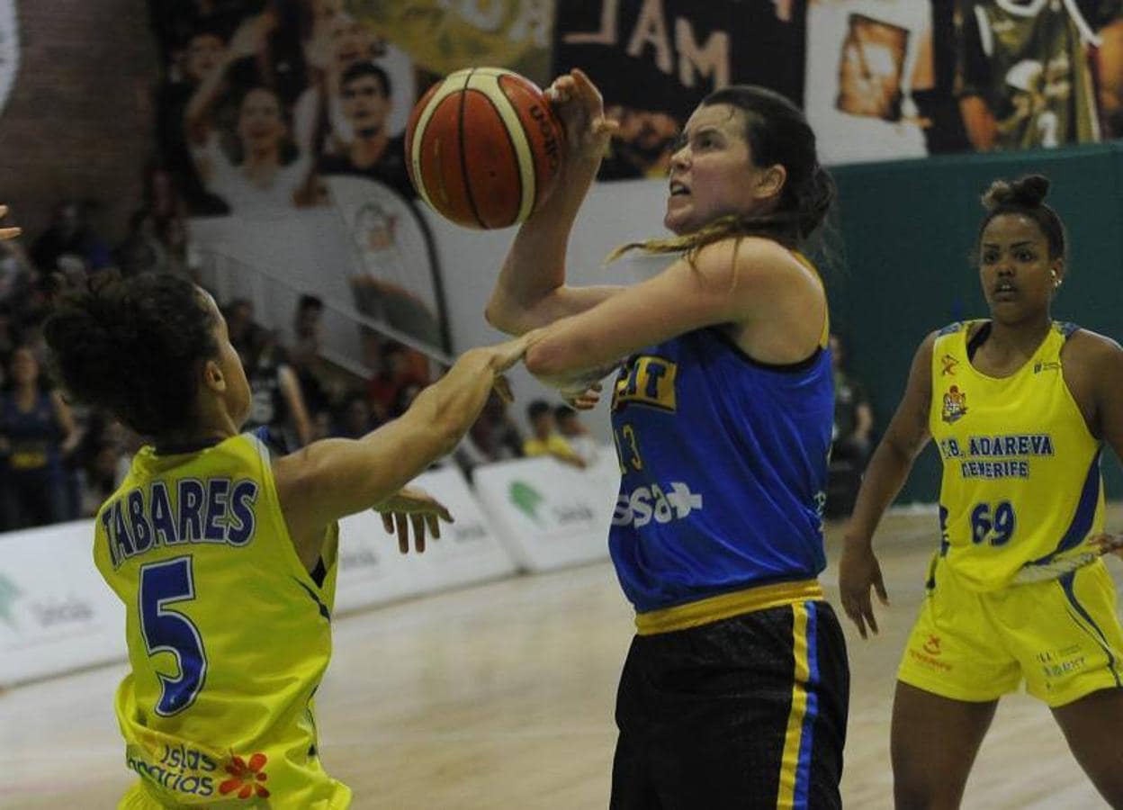 Liderado por la estadounidense Jay White, el club malagueño vence al Adareva en un partido épico y logra una promoción histórica