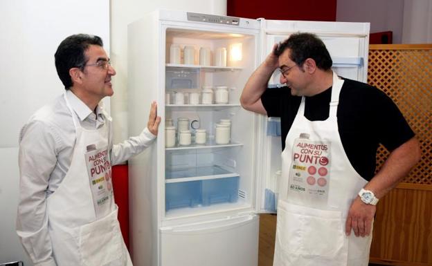 El director general de Servicios Sociales de ONCE, Andrés Ramós, invidente total, y el cocinero Sergio Fernández.