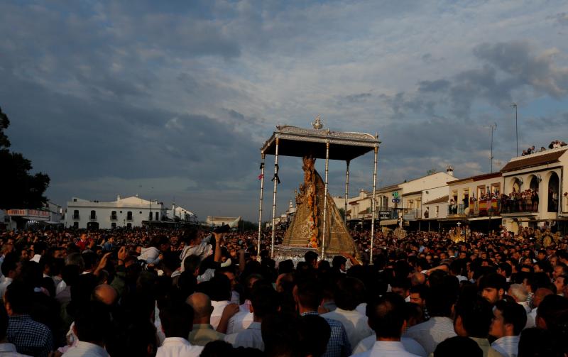 El tradicional 'salto de la reja' se produjo a las 2.53 horas, tras lo cual la imagen de la Virgen del Rocío inició un recorrido por la aldea entre salves, vivas y cantes