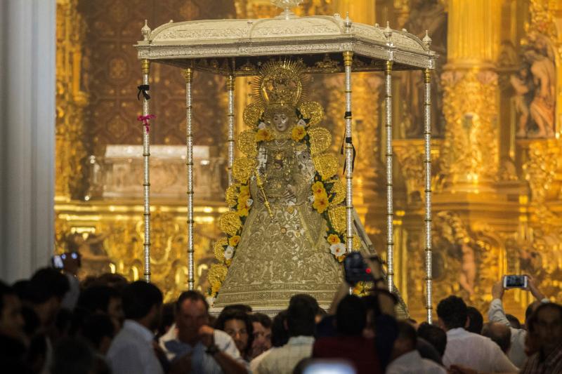 El tradicional 'salto de la reja' se produjo a las 2.53 horas, tras lo cual la imagen de la Virgen del Rocío inició un recorrido por la aldea entre salves, vivas y cantes