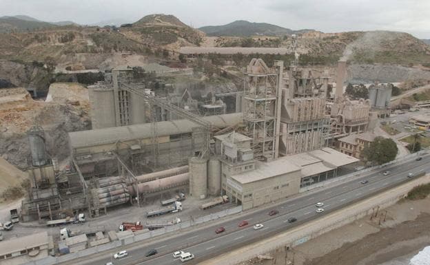 Vista aérea de la fábrica de cemento de La Araña. 