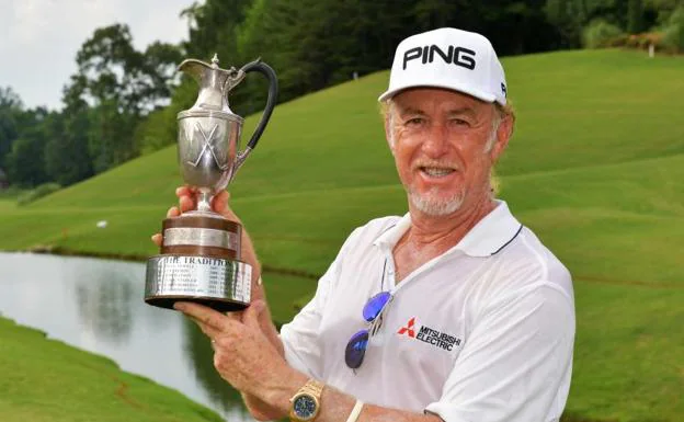 Miguel Ángel Jiménez, con el trofeo.