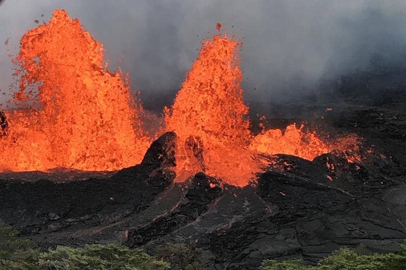 El volcán Kilauea, situado en Hawái (Estados Unidos), entró de nuevo en erupción en las últimas horas, después de hacerlo por primera vez el 3 de mayo, amenazando ahora una planta geotérmica que suministra el 25 % de la energía de la isla.