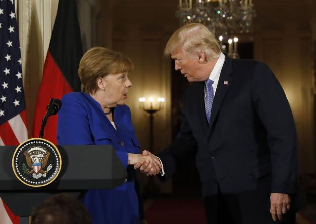 Angela Merkel y Donald Trump, en Washington (EE UU) a finales de abril. :: REUTERS