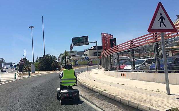 Investigan imágenes de un vehículo para discapacitados que circula por carretera en Málaga