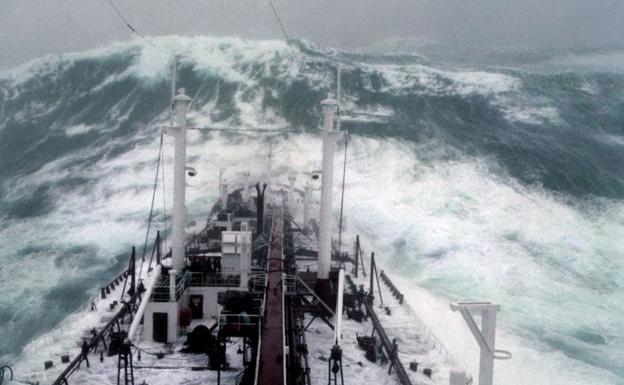 Momento en que el buque 'Stolt Surf' se enfrenta a una gran ola en 1977. 