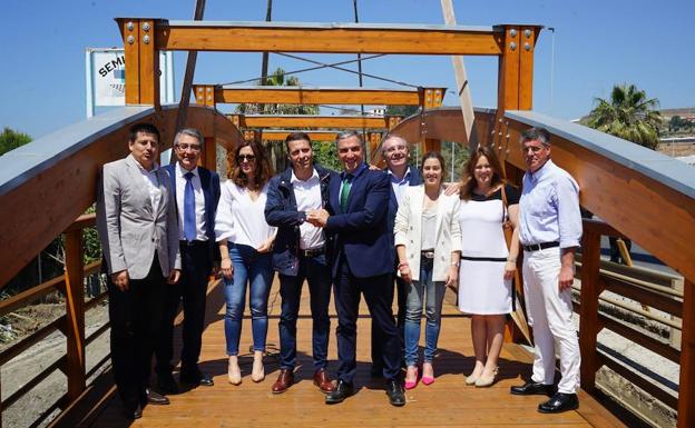 Una pasarela peatonal de madera une Torrox con Vélez-Málaga en la Senda Litoral