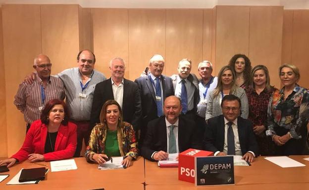 Representantes de la pesca de arrastre sostenible en Andalucía, con los diputados del PSOE. 