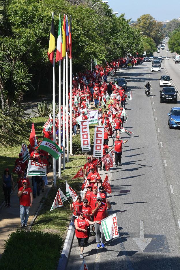Sindicalistas en la marcha ayer en Marbella. :: josele-lanza